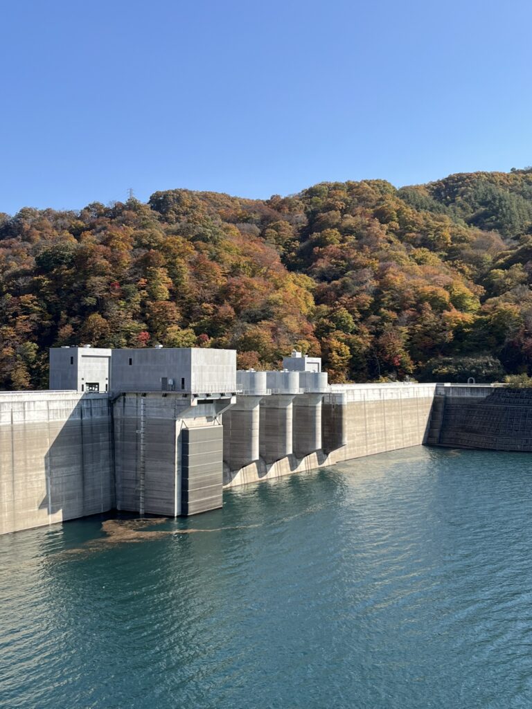 八ッ場ダム　紅葉バック