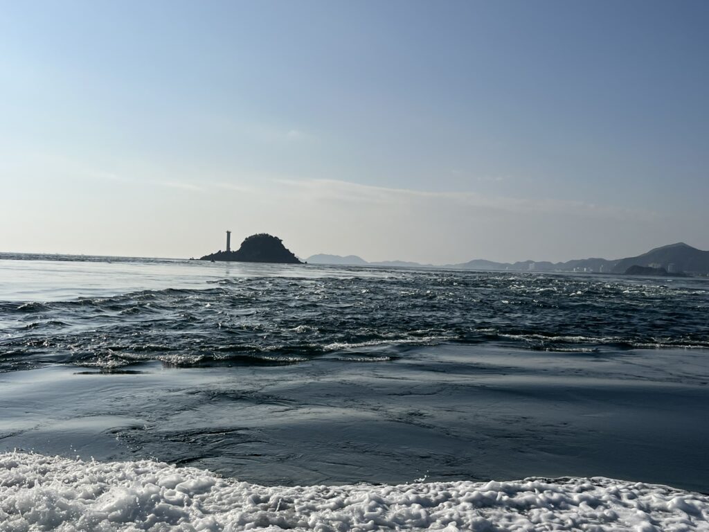 鳴門海峡の海面