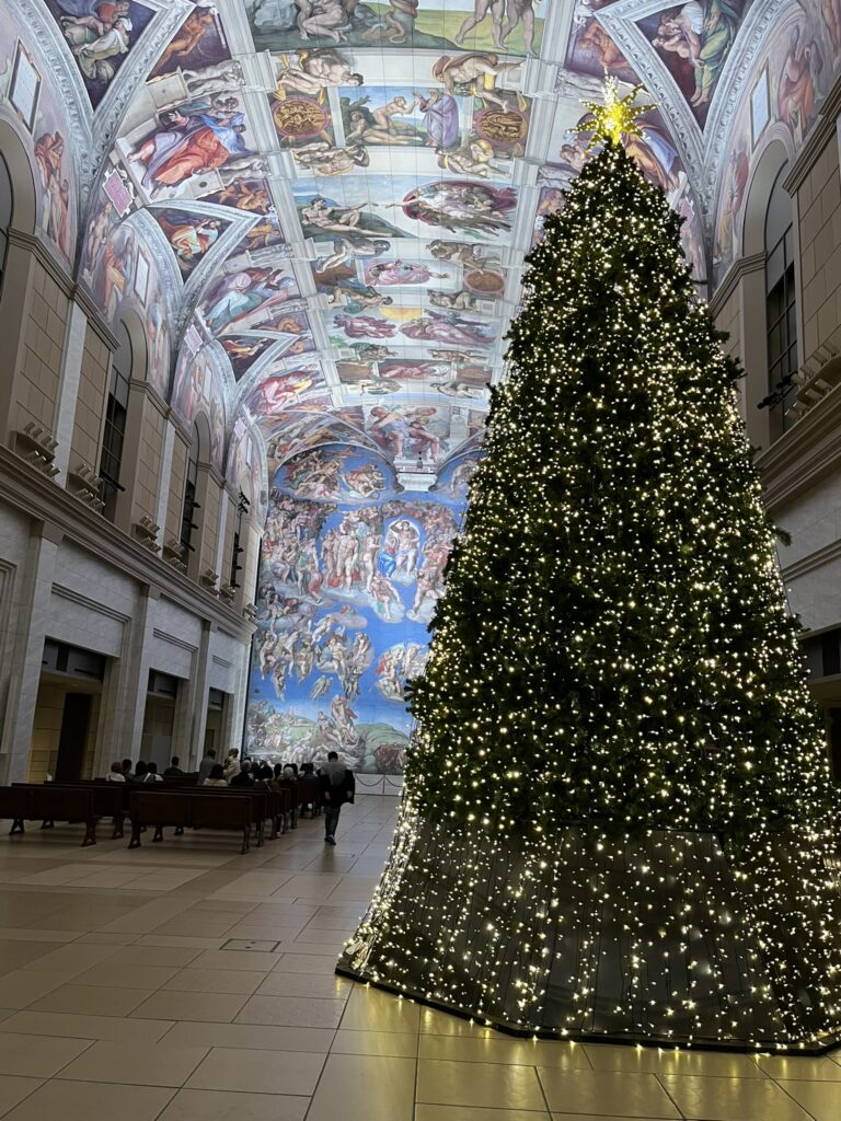 大塚国際美術館のシスティーナ・ホールとクリスマスツリー