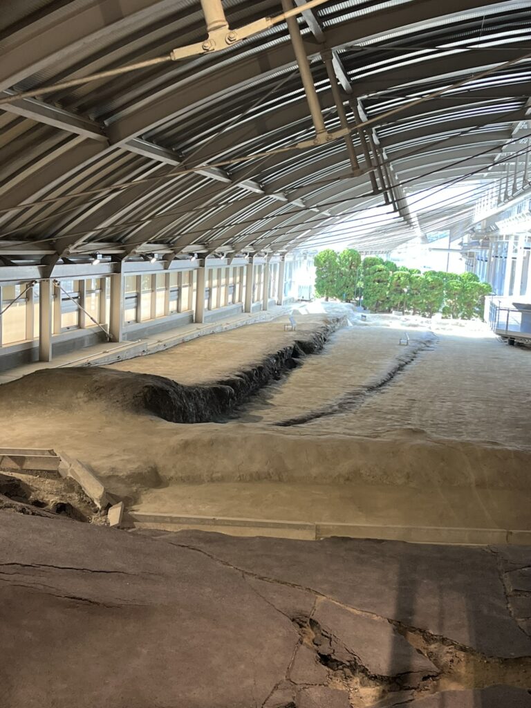 野島断層保存館内側