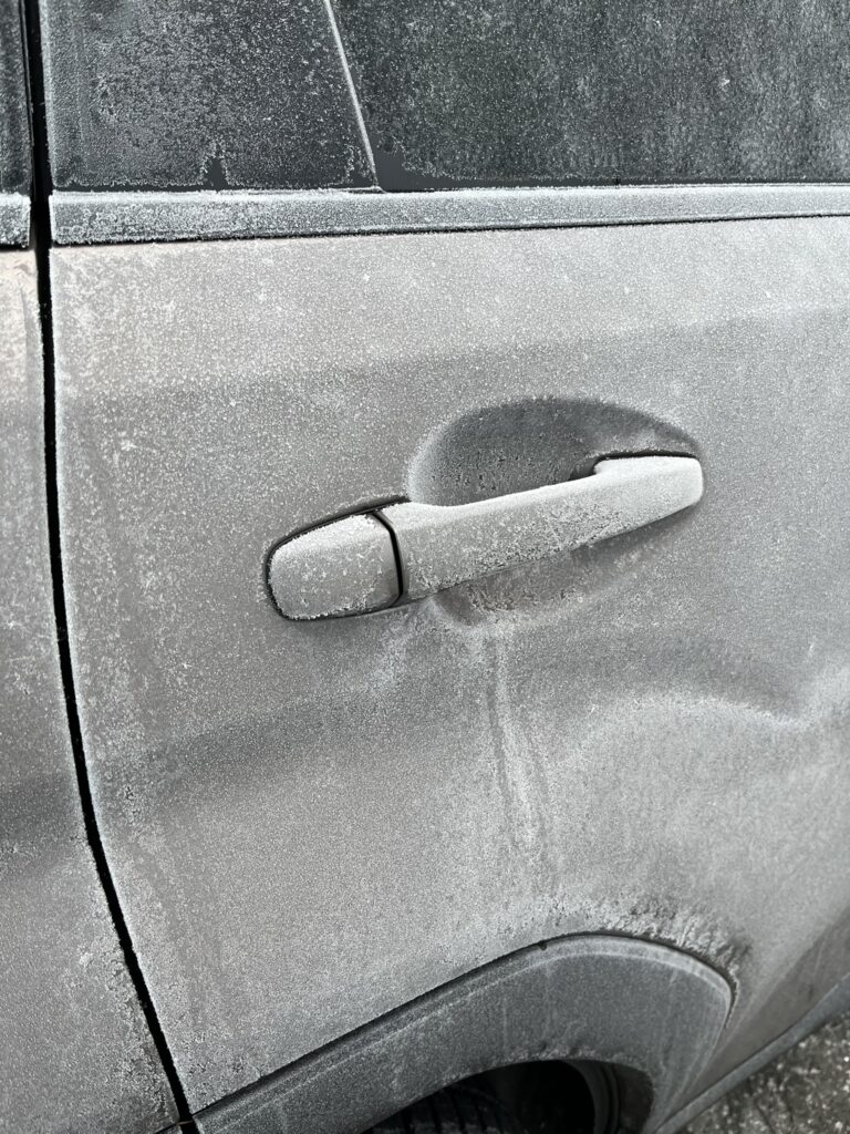 車の表面につく霜