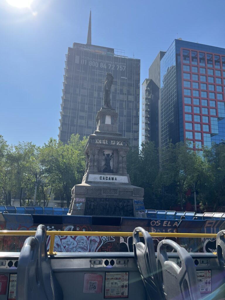 アステカ最後の王クアウテモクの像