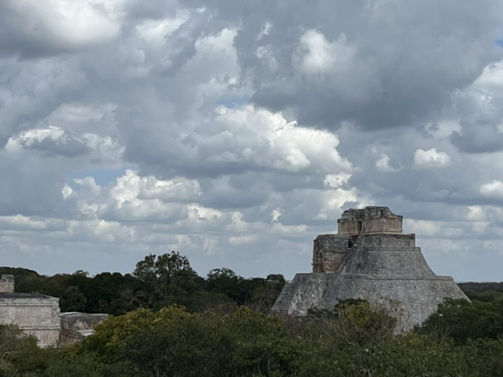ウシュマルの魔法使いのピラミッド遠景