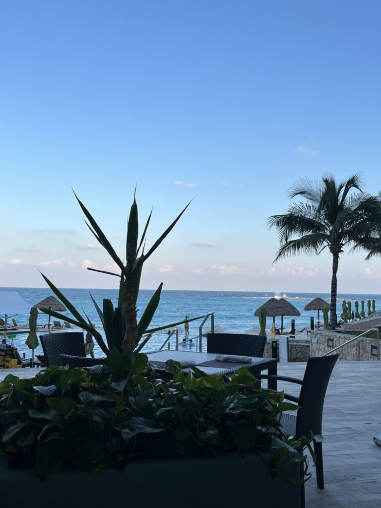 カンクンのホテルの夕方のカフェ