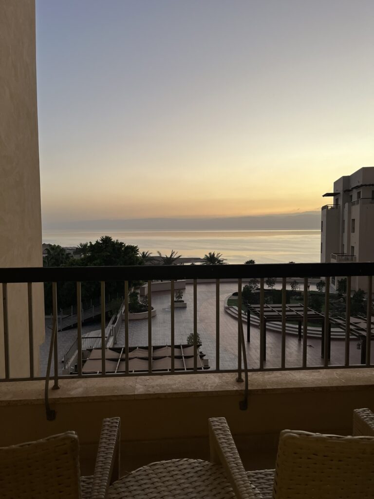 死海のホテルのバルコニー