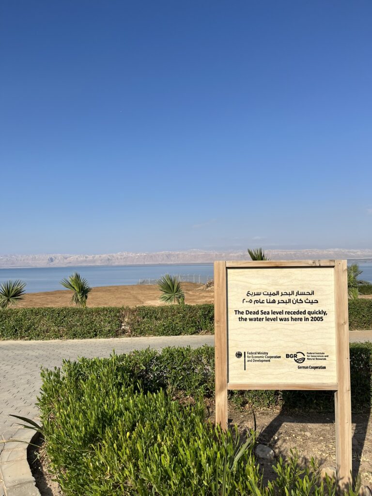 死海の海岸線が遠のいている