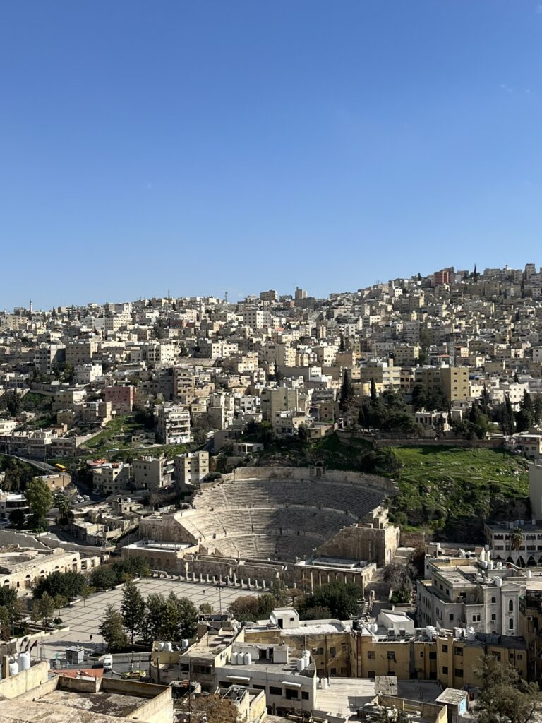 アンマンのシタデルからみたローマ劇場