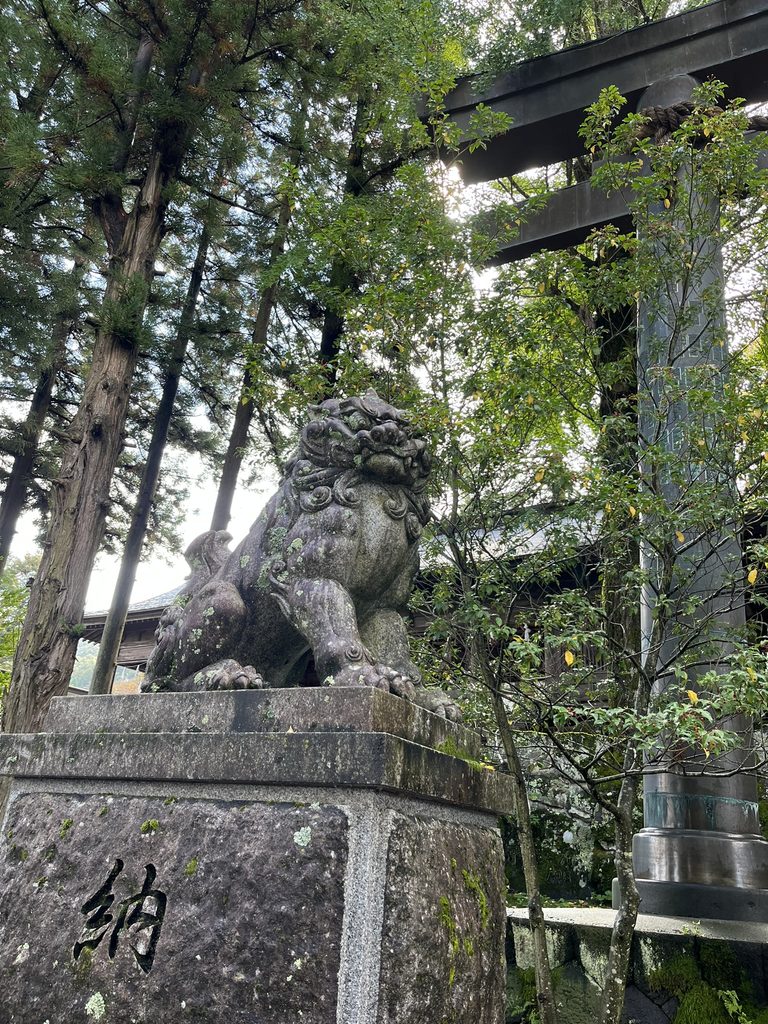 諏訪大社 上社前宮 角のある狛犬